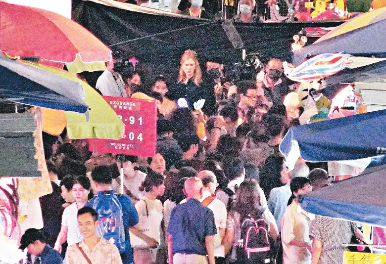 妮可·基德曼与众多临时演员在香港旺角花园街拍剧，现场水泄不通。图自香港“东网”