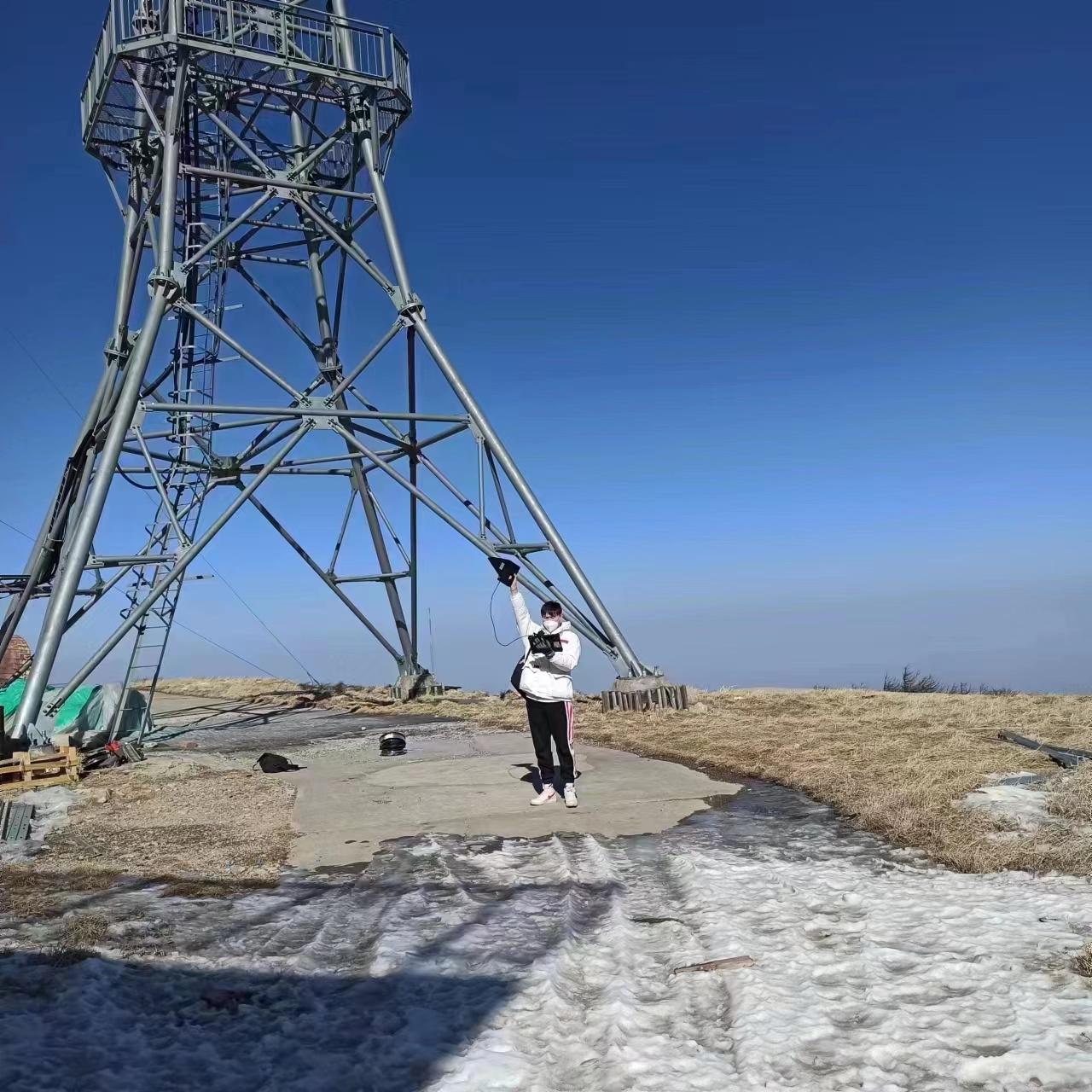 图为工作人员正在测试信号