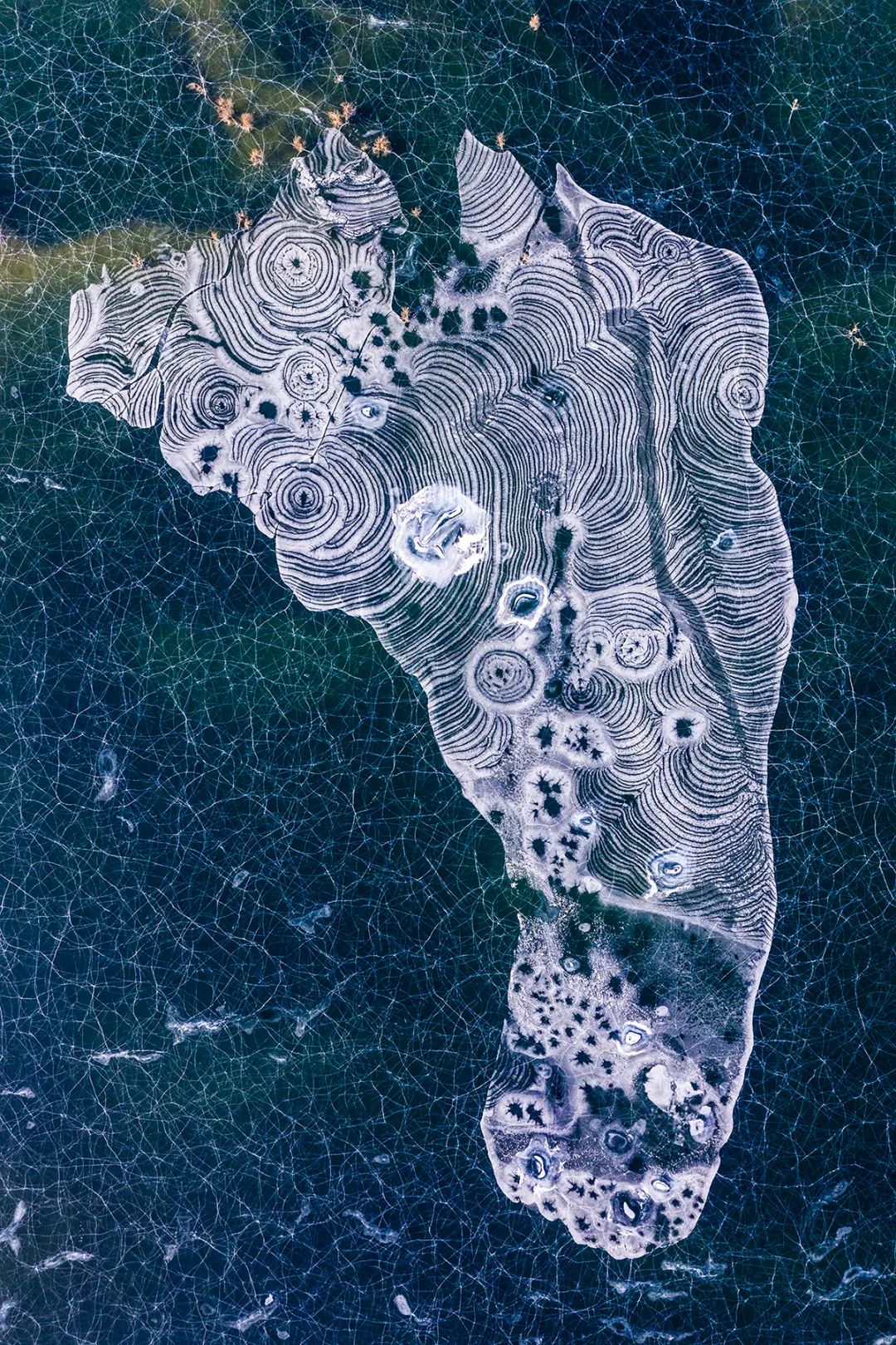 2019年2月”天空之城全球航航拍大赛自然组二等奖作品《足迹》王汉冰 摄