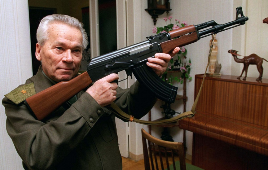 卡拉什尼科夫与其作品AK-47的合影