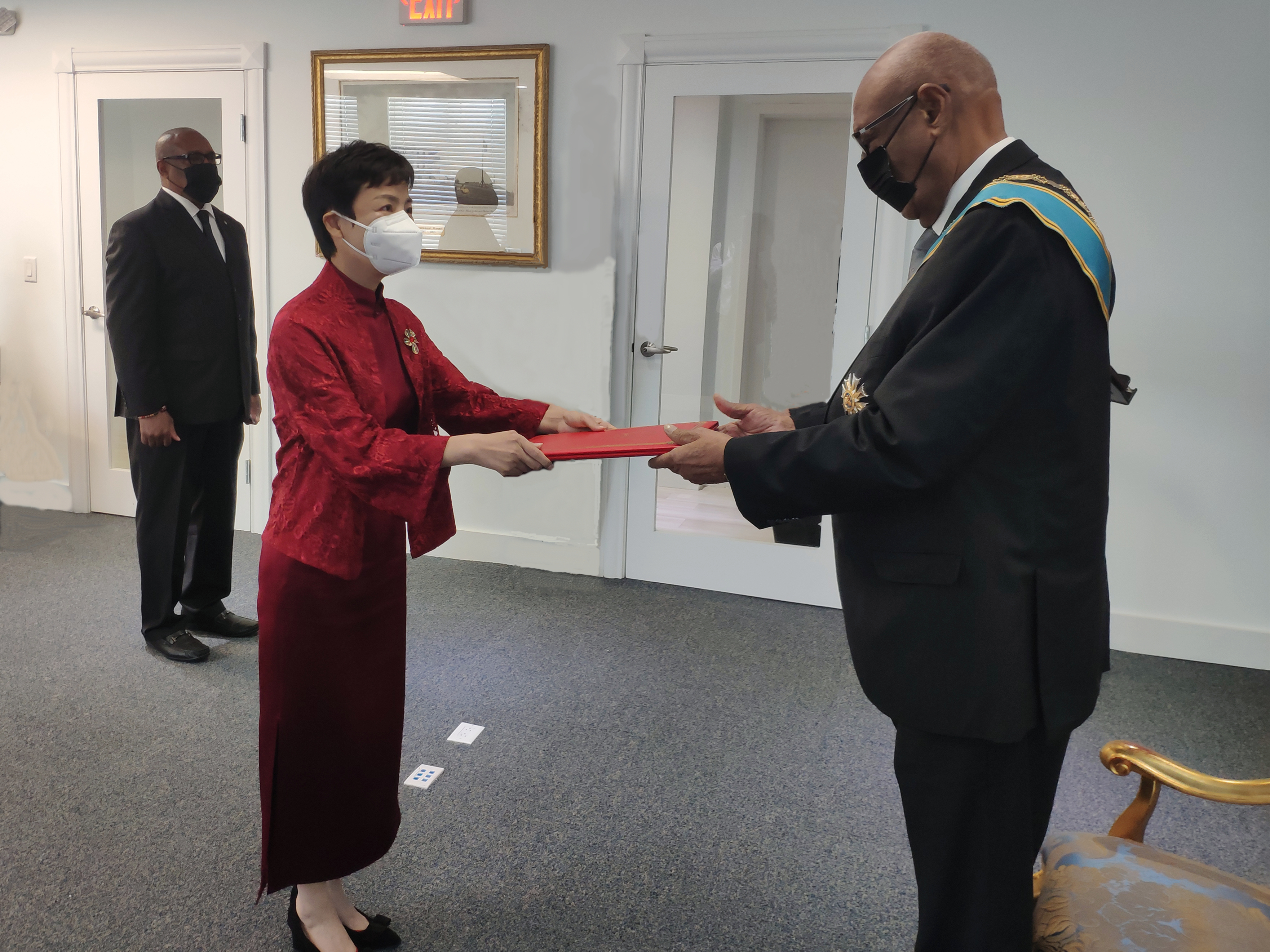 驻巴哈马大使戴庆利向巴总督递交国书