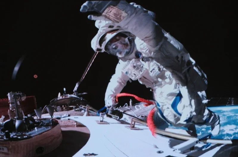 在空间站舱外工作的中国航天员宋令东。（图源：央视截屏）