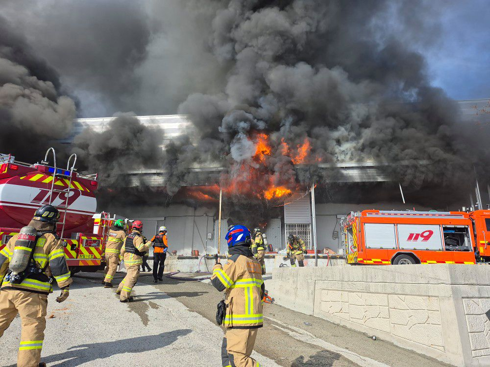 消防部门正在进行灭火和搜救工作 图源：韩媒报道配图