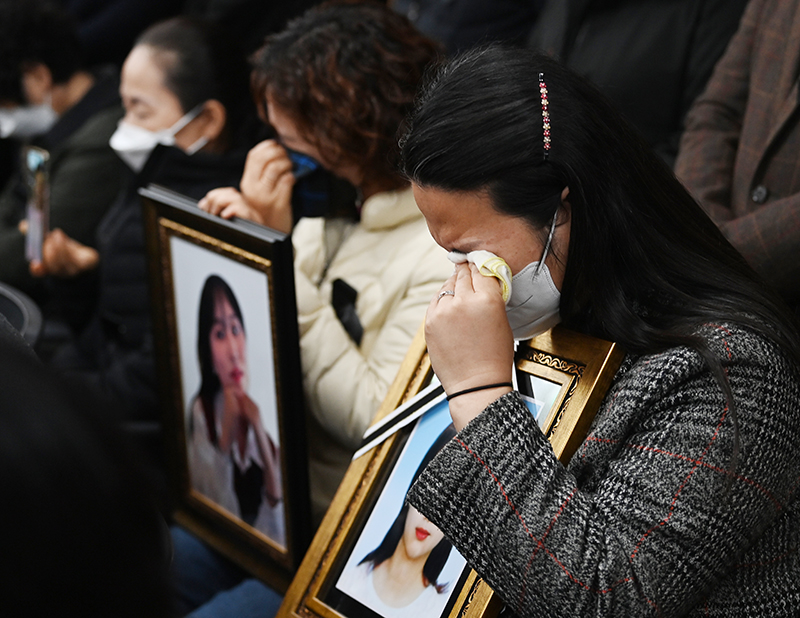 22日，梨泰院踩踏事故遇难者遗属在首尔召开记者会。 图自韩媒