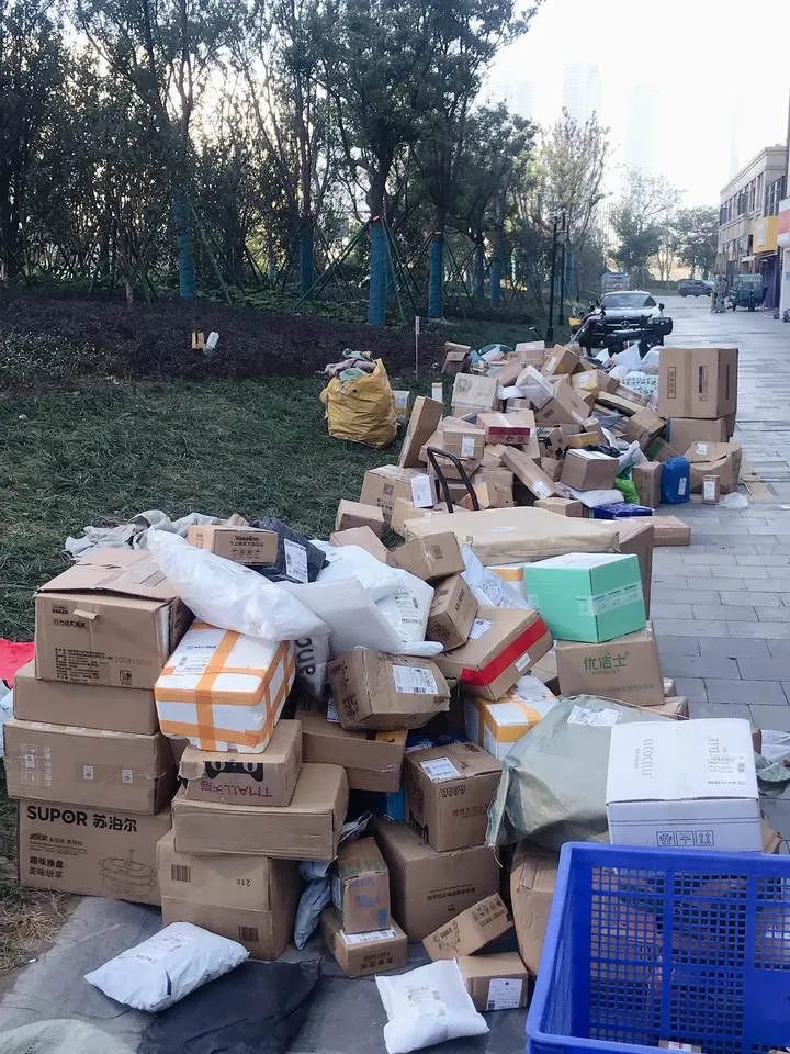 杭城多个小区快递堆成山,居民感叹"无从下手"!下一幕出人意料