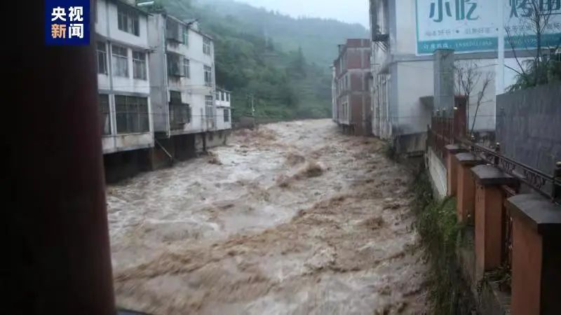 云南暴雨致2死_云南暴雨或破纪录新闻_女子贵州露营遇山洪失联