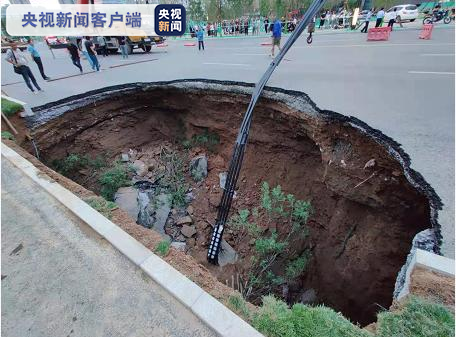 受雁翔路市政道路塌陷影响，西安地铁5号线理工大曲江校区站B口通道临时关闭