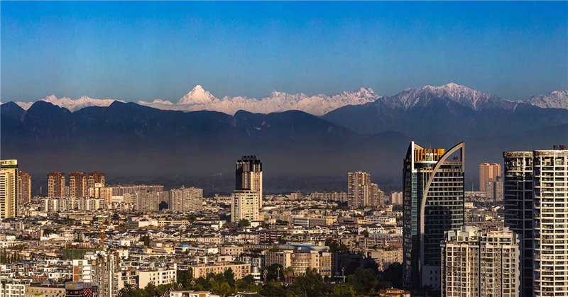 安逸幸福市民镜头里的成都蓝雪山白