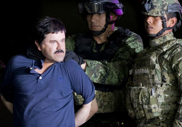 2016年1月8日，在墨西哥首都墨西哥城，士兵押送大毒枭古斯曼。