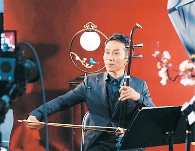中央民族乐团二胡首席金玥正在直播。中央民族乐团供图
