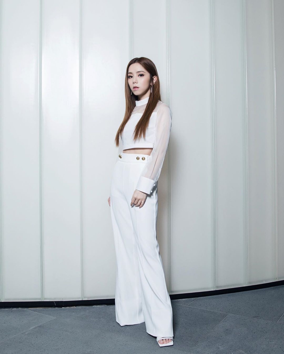 邓紫棋纯白穿搭秀腹肌长腿 手插兜凹造型气场无敌