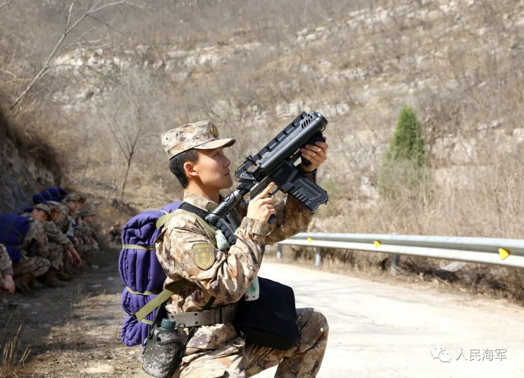 战味十足这场野外拉练太飒了