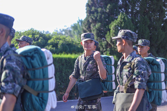 加钢淬火！千余名武警新兵徒步行军