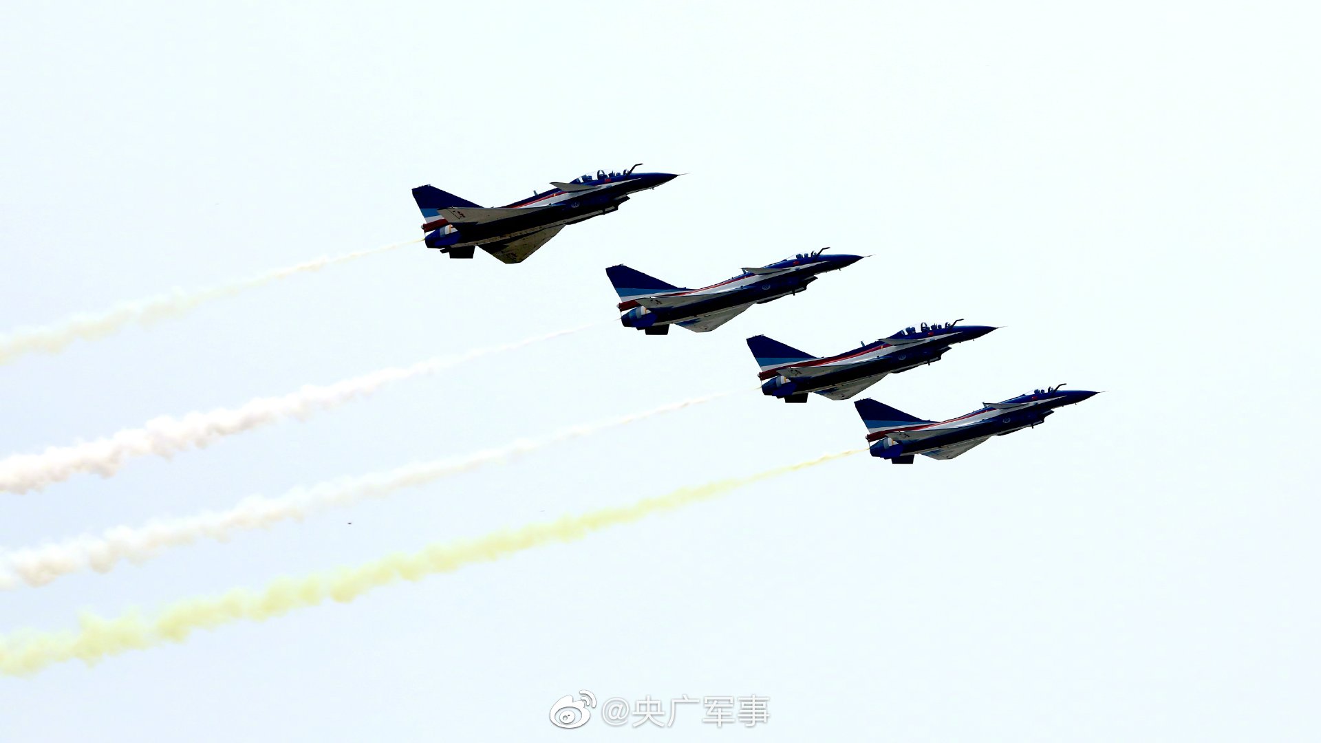 空军八一飞行表演队航展拉白烟致敬英烈