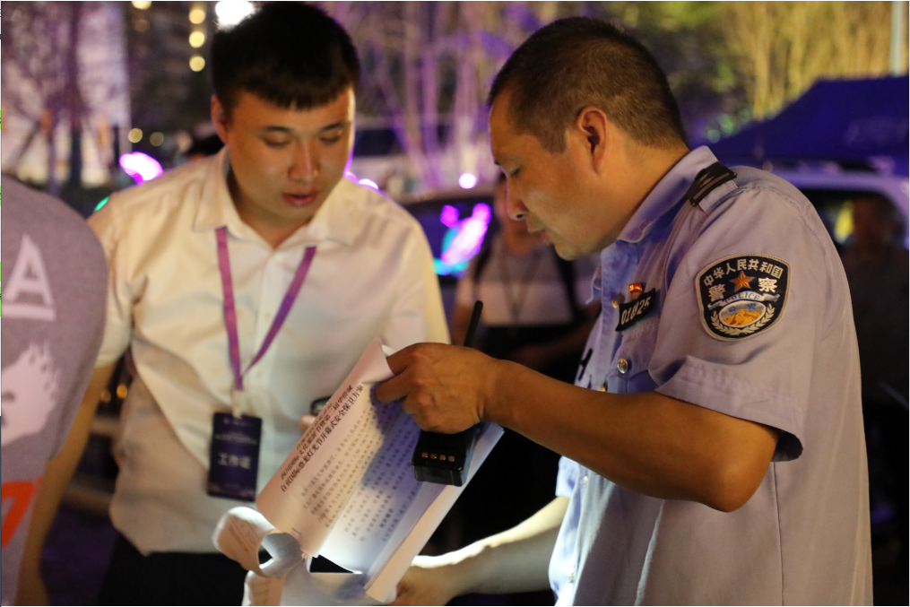 小林的父亲林和平（右）