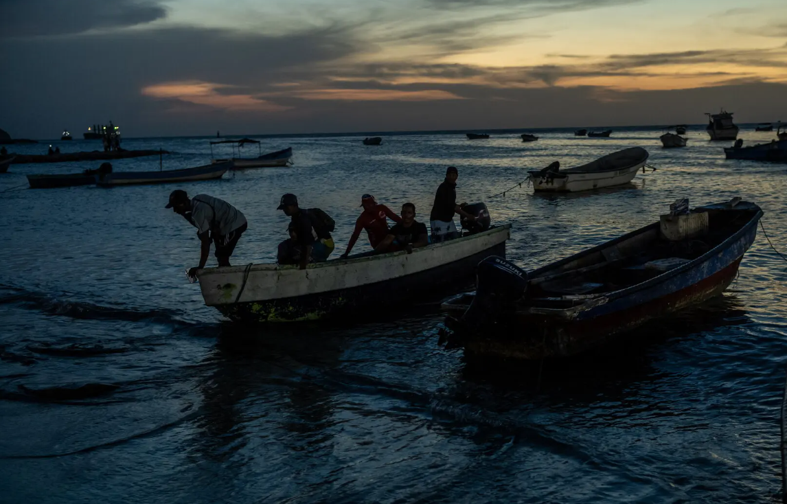 哥伦比亚圣玛尔塔，渔民们抵达海滩。图源：美媒