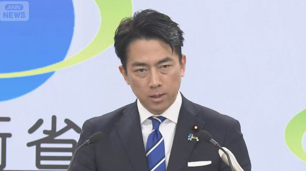 日本防卫大臣小泉进次郎19日在记者会上发言。图自日媒