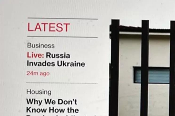 《纽约邮报》援引推特网友截图，图中，彭博社官网首页发布了有关“俄罗斯入侵乌克兰”的标题。