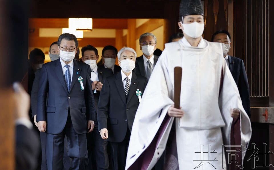 12月7日上午，日本跨党派议员联盟“大家一起参拜靖国神社国会议员会”成员集体参拜靖国神社