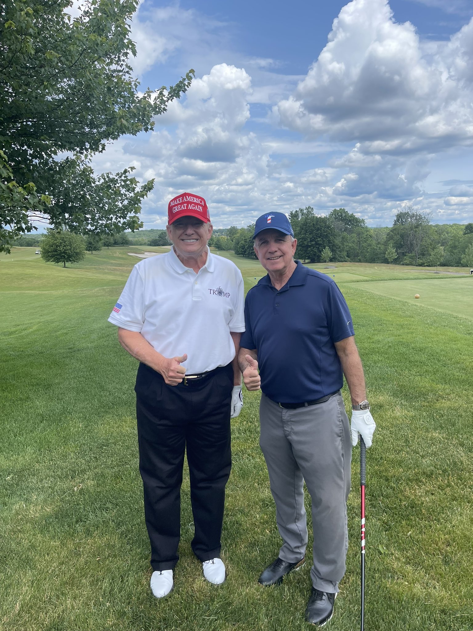 共和党籍众议员卡洛斯·希门吉斯当地时间9日发推称，他当天与特朗普在新泽西州高尔夫俱乐部打高尔夫球。