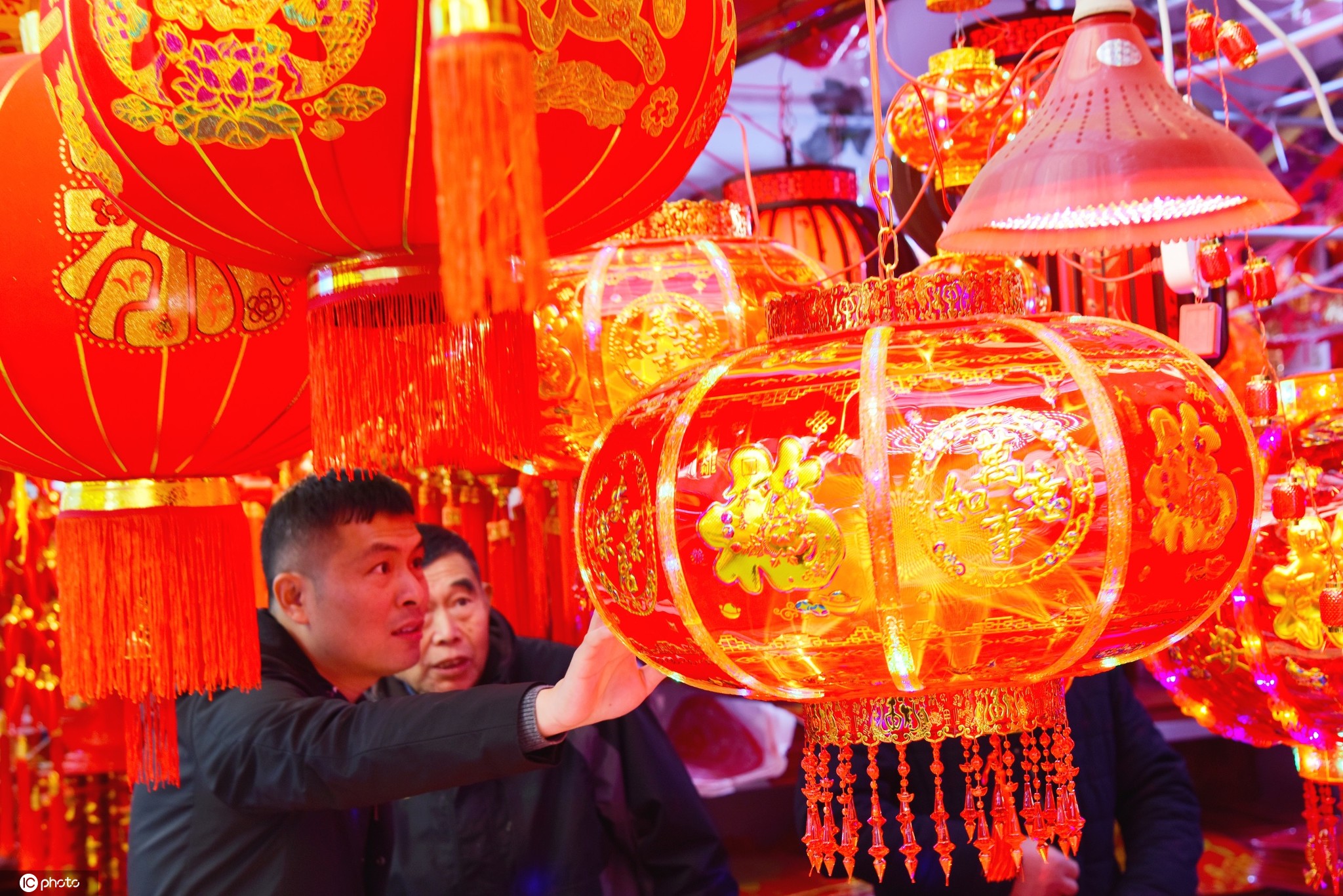 江苏如皋年货市场张灯结彩红红火火过大年