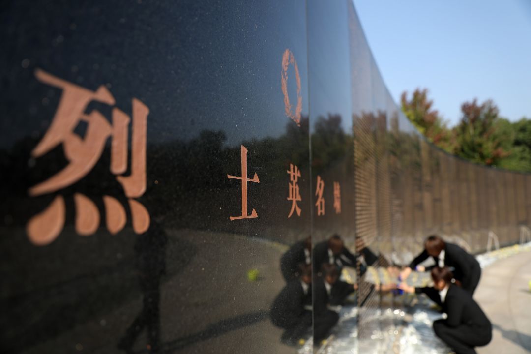 沈阳抗美援朝烈士陵园工作人员在擦拭烈士英名墙。新华社记者姚剑锋 摄