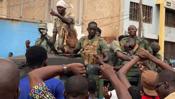 △2020年8月18日,马里首都巴马科街头,民众向政变军人致意。(法新社图片)