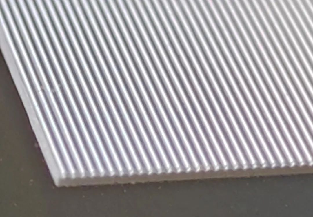 由一排排微小圆柱状凸透镜排列组成柱镜光栅,每一根柱状凸透镜都会把