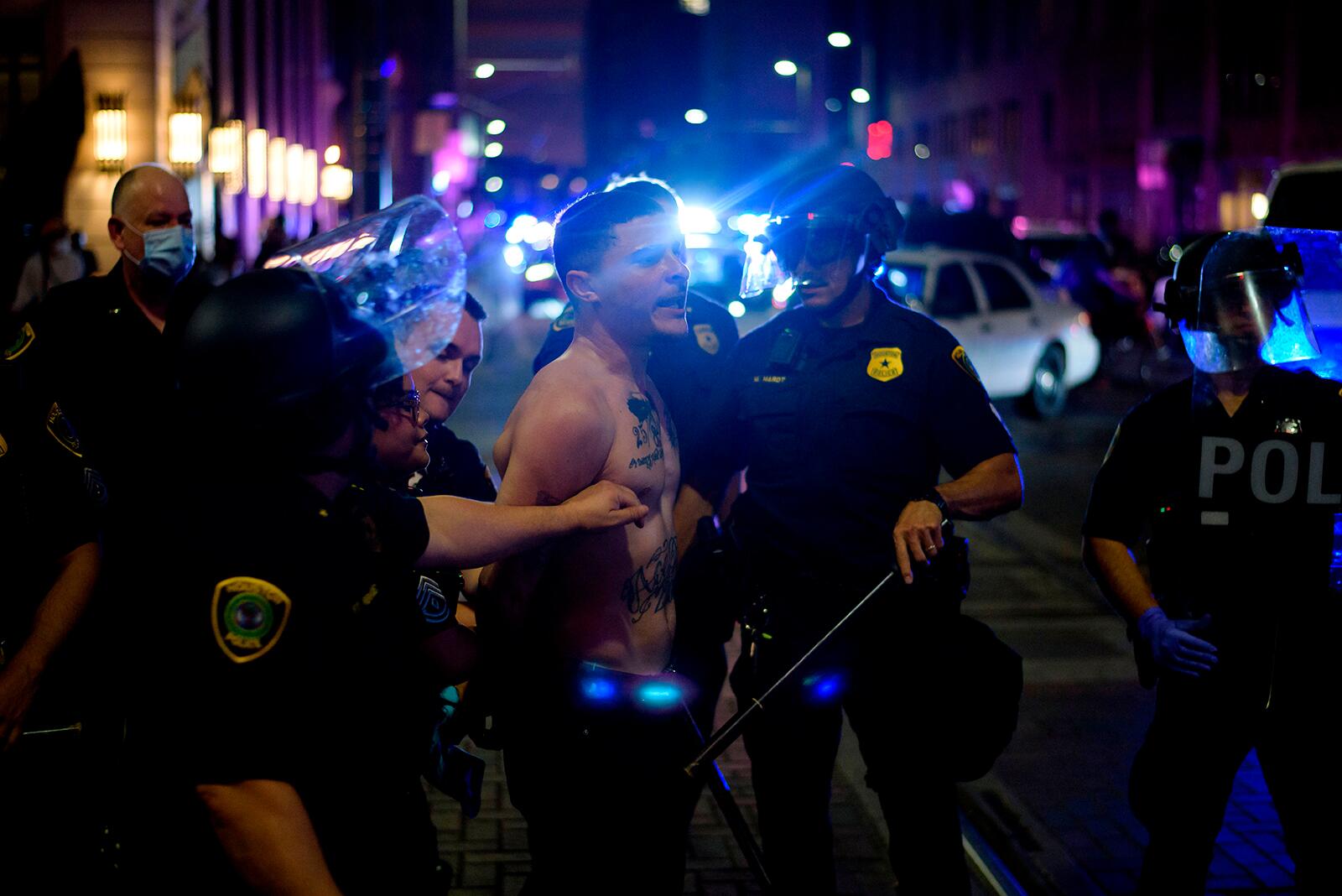 29日晚，休斯顿警方逮捕示威者