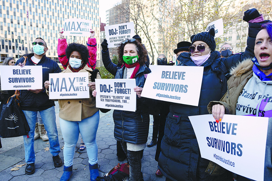 4日,美国纽约一些市民参加集会,要求继续调查“爱泼斯坦案”,并对受害者表示声援。