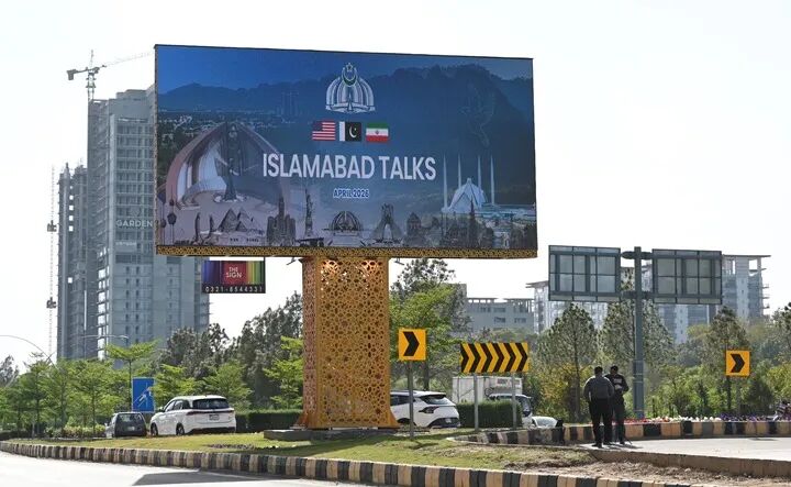 这是4月10日在巴基斯坦伊斯兰堡拍摄的美伊会谈的大型户外广告牌。新华社发（艾哈迈德·卡迈勒 摄）