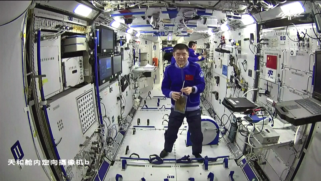 神十三航天员即将太空授课图看中国空间站工作生活场景