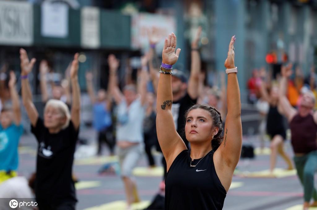 美国数千人时代广场练瑜伽庆祝夏至到来