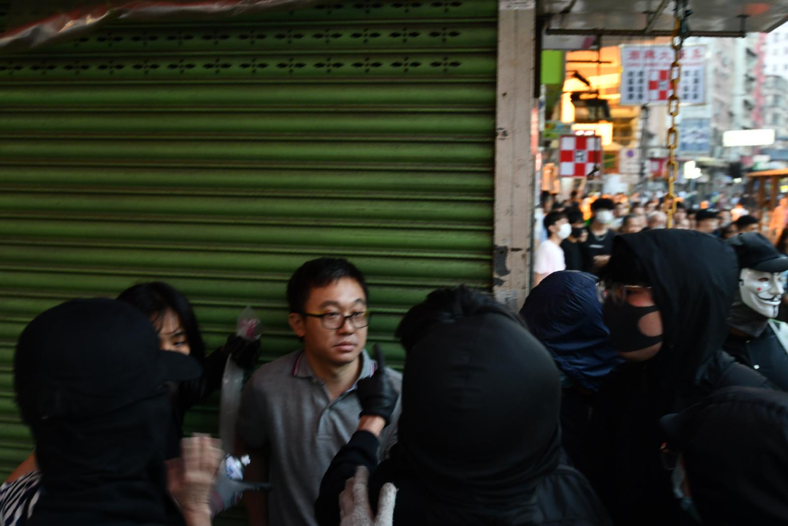 男子疑因拍摄暴徒被围（图源：香港《星岛日报》）