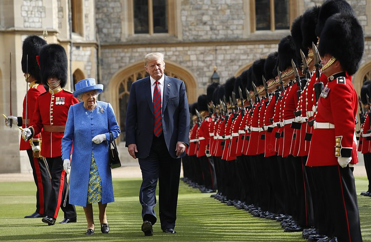 2018年7月，英国女王伊丽莎白二世和时任美国总统特朗普在温莎城堡检阅仪仗队