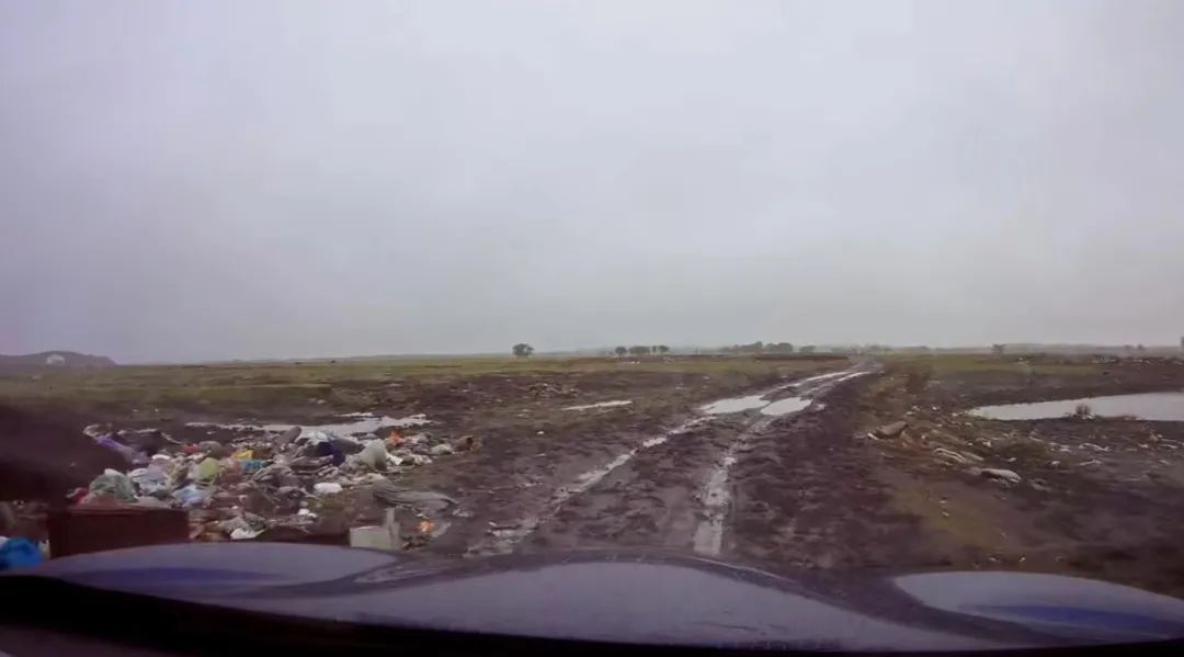 网帖中的“小众湿地景观”实际未开放，道路泥泞。受访者供图。