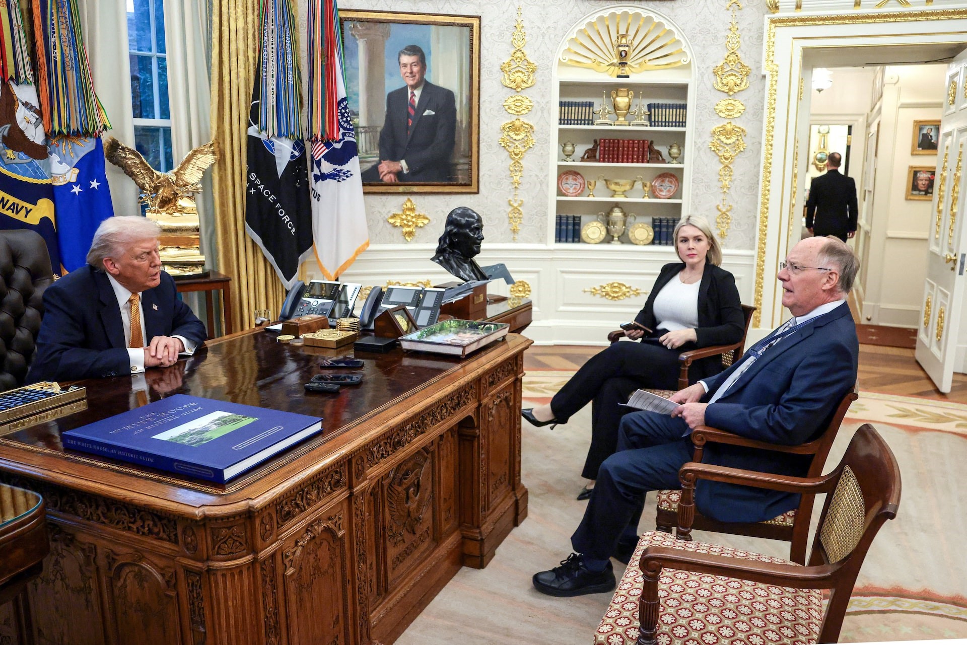 当地时间1月14日，特朗普在白宫椭圆形办公室接受路透社采访。 图源：外媒