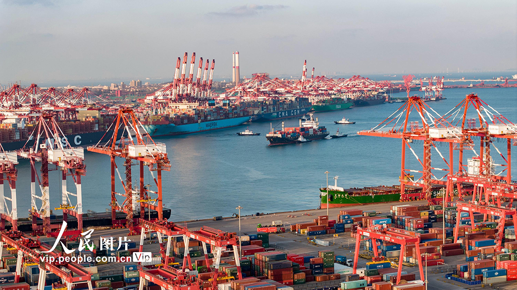 山东青岛港前湾集装箱码头一派红火景象