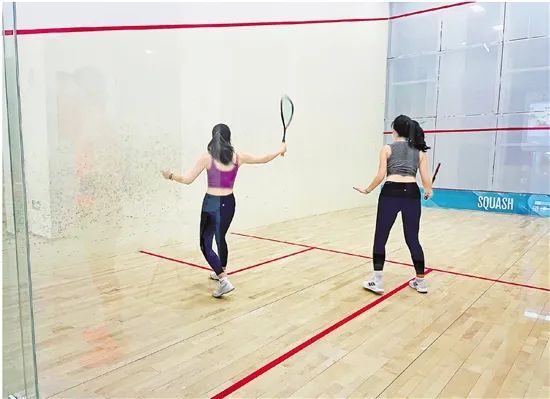 杭州体育馆打壁球的市民。记者 姜晓蓉 摄