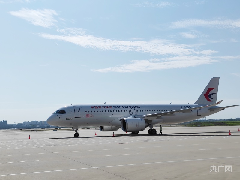 C919大型客机在上海虹桥机场迎来商业首航（央广网记者韩晓余 摄）