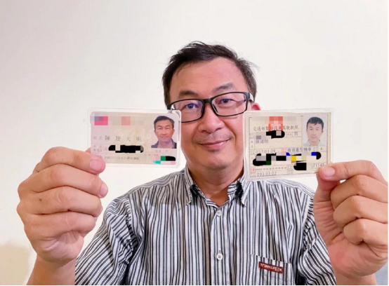 陈建大明为了选举而改名，图中他手上左边是已改名的身份证，右边则是尚未更改姓名的驾照。图自联合新闻网