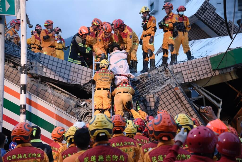 9月18日，花莲县玉里镇中山路有超商楼房倒塌，消防人员救出受困4人。（图片来源：台湾“中央社”）