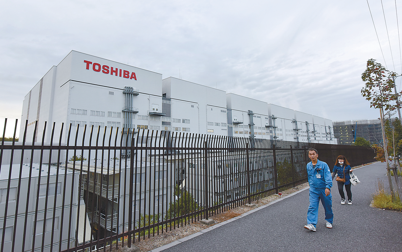 日本意欲借美国产业政策重构本土半导体产业链。图为东芝位于日本的半导体工厂。