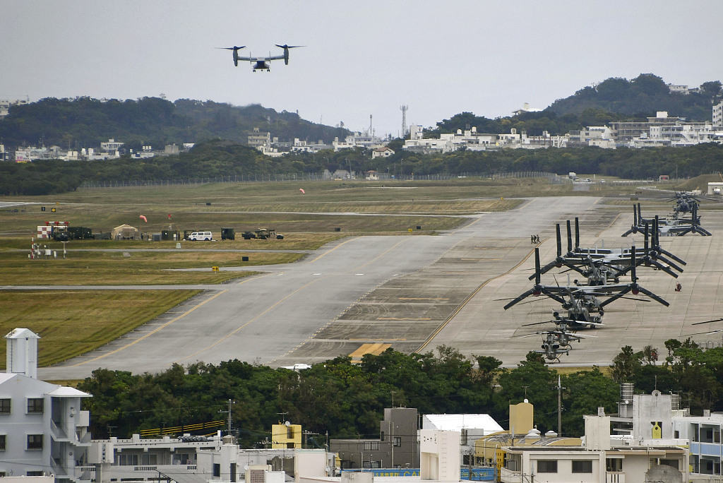日本冲绳县宜野湾市,一架鱼鹰飞机准备降落在美军普天间空军基地