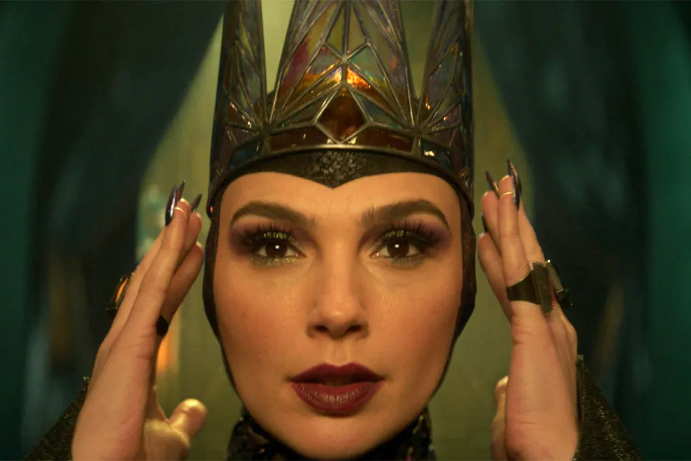 以色列女星盖尔·加朵在真人版《白雪公主》电影中饰演“邪恶皇后”。图自美媒