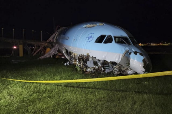 事故发生后,机头和机身侧面因受到冲撞,受损严重 图自韩媒