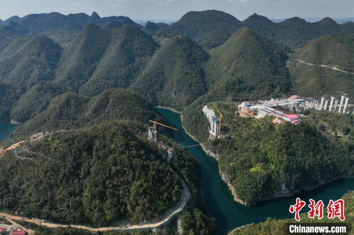 11月21日,贵州省平塘县,航拍建设中的贵州贵(阳)平(塘)高速公路漕渡河