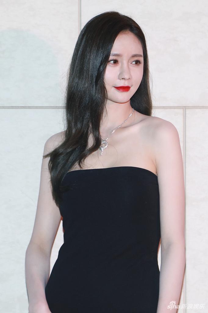 沈梦辰穿黑色抹胸裙秀好身材 红唇撩人性感妩媚