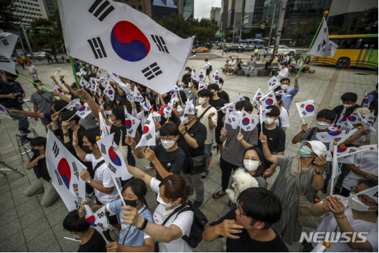 当地时间15日上午，首尔市民游行队伍抵达普信阁参加光复节敲钟仪式。图源：纽西斯通讯社