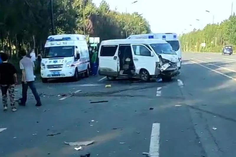哈尔滨一小型普通客车与一辆轿车相撞 致两死两伤